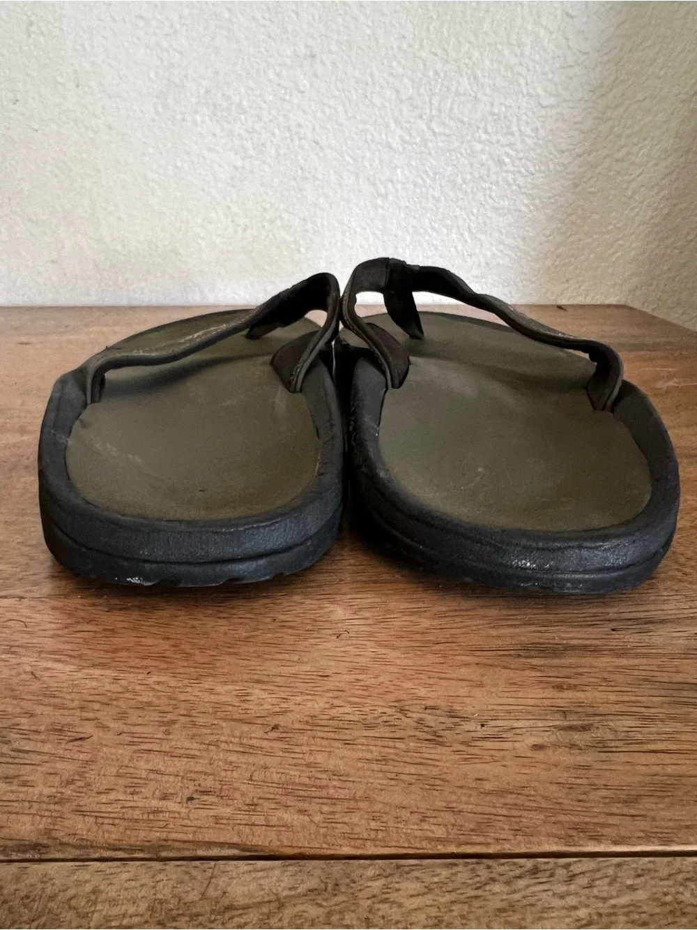 OluKai Ohana Men's Sandals, Water Resistant Flip Flops with Arch Support Size 11